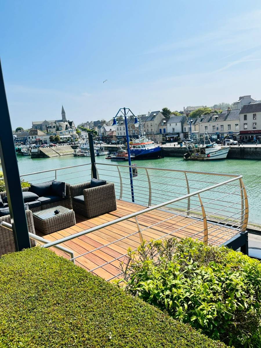 TERRASSE METALLIQUE SUR PILOTIS PROCHE PORT EN BESSIN