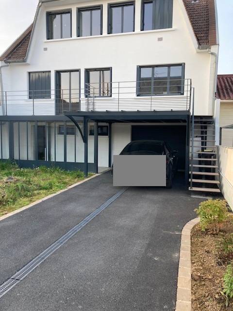 TERRASSE METALLIQUE SUR PILOTIS, GARDE CORPS, VERRIERE ET AUVENT VITRE