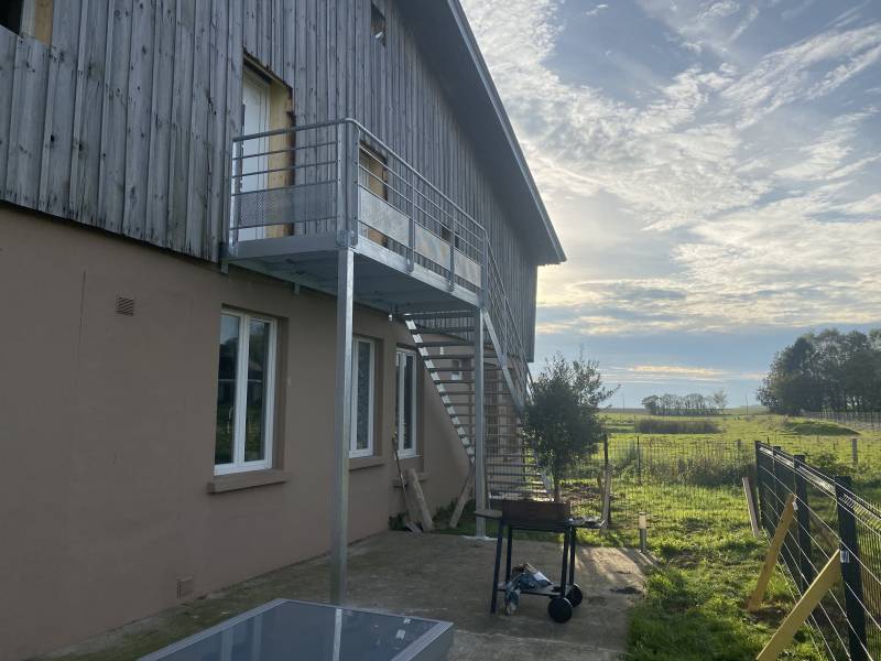 ESCALIER METALLIQUE FINITION GALVANISE YVETOT