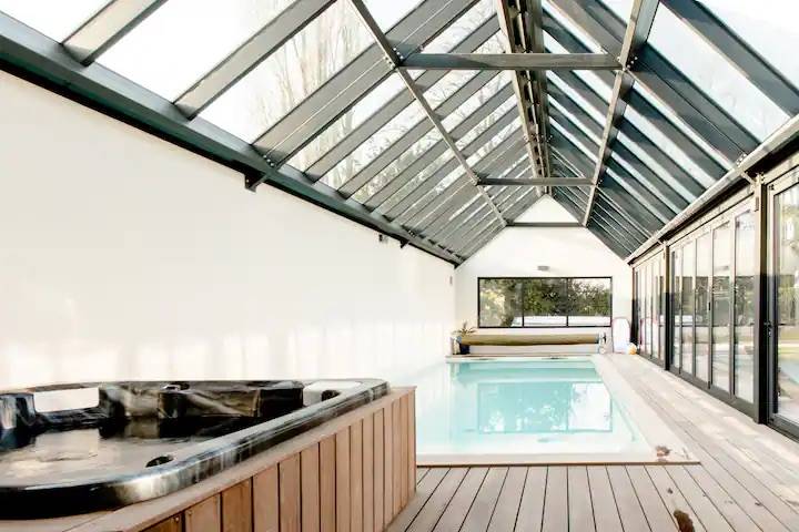 Abri de piscine en ossature métallique proche de DEAUVILLE