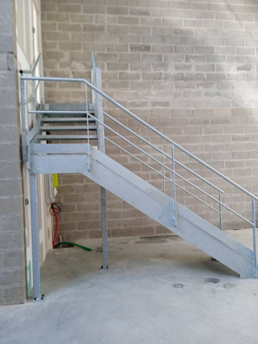 ESCALIER METALLIQUE FINITION GALVANISE PROCHE YVETOT