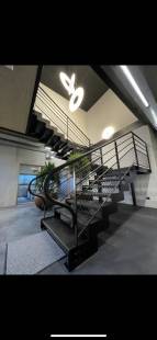 CREATION D'UN ESCALIER SUR MESURE DANS UN HALL DE BUREAU