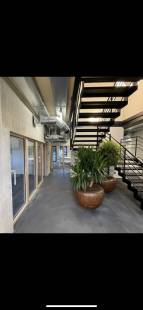 CREATION D'UN ESCALIER SUR MESURE DANS UN HALL DE BUREAU